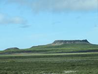 304 Island - Fahrt nach Akureyri - Feuerburg im Moor - erloschener Vulkan