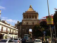 eines der Stadttore Palermos