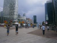 Beton und Glas sowie futuristische Architektur bestimmen das Bild dieses Viertels