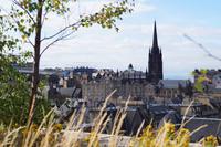 Highland Toolboth Church, daneben die Tribüne für das Royal Military Tattoo