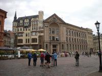 Reisegäste vor dem Rundfunkhaus und der Börse in Riga