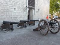 Kanonen vor der Burg in Kuressaare