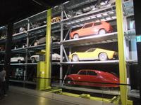 Das riesige Autoregal