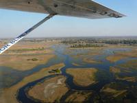 Flug über das Okavango Delta