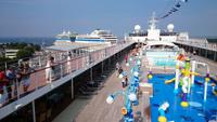 POOLDECK MSC SINFONIA mit Blick zu Aida