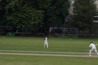 Cricket: der Ball ist auf Höhe der Füße des Feldspielers