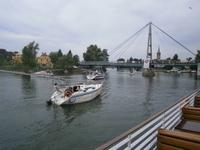 Im Hafen von Mikolajki legen die Segler die Masten niedrig, um durch die Brücke zu kommen