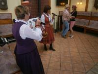 Der Tanz des zuvor gekürten Brautpaares