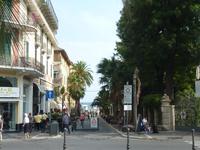 Und so strebten wir durch die schönen und begrünten Gassen von Alassio eilig gen Strand.