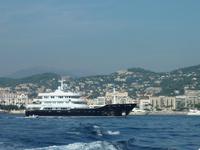 Ein weiteres der zahlreichen Schiffe, die sich an diesem Tag vor Cannes tummelten. Dieses hier besitzt ein sehr langes Vorderdeck, einen Einblick auf selbiges hatten wir aber leider nicht.