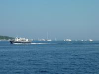 Auch einige Yachten und Boote machten an den beiden kleinen Inseln fest.