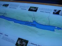 Karte auf den Tischen auf dem Boot auf dem Loch Ness