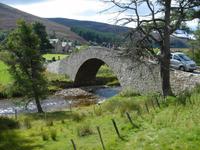 Spitzwinklige Brücke vor Braemar