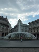 Hier nochmals ein größeres Bild des imposanten Brunnens. An diesem herrlichen Tag lud sein Rad förmlich dazu ein, sich kurz sitzend darauf niederzulassen.