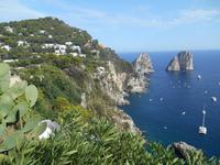 Insel Capri (Ausblick vom Augustusgarten - Faraglioni-Felsen)