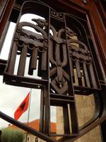 Museum in Kruja mit doppelter Flagge