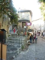 Eine der typischen Straßen von St. Paul de Vence. Es dürfte sich um so etwas wie die Hauptstraße der Stadt handeln.