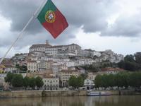 Coimbra - Stadtansicht mit portugiesischer Flagge