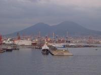 Hafen von Neapel mit Vesuv
