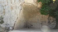 ein Sitzplatz direkt unter dem Felsen in der archäologischen Zone