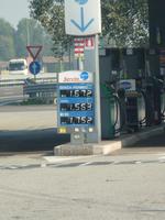 Übrigens sind nicht nur wir Deutschen mit besonders hohen Benzinpreisen gestraft. Die italienischen Preise sind auch nicht von Pappe.