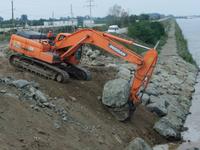 Wir bestaunen den Bau der Uferböschung