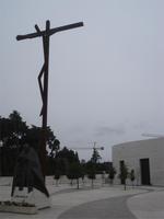 Fatima - Kreuz mit  Statue von Papst Johannes Paul II