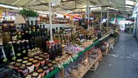 Vollgepackte Stände mit MArmelade, Ölen, Nüssen und Honig auf dem Markt 