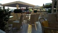 Die gemütliche Terasse mit Bar am Poolbereich des Hotels
