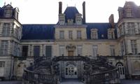 Innenhof und Hufeisentreppe Schloss Fontainebleau