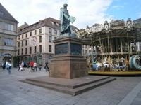 Straßburg, Gutenbergplatz mit typischen Karussel