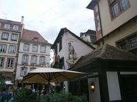 Blick auf den Giebel eines gemütlichen Elsässer Traditionslokals