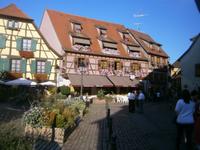 Teil von Ribeauville im schönstem Blumenschmuck