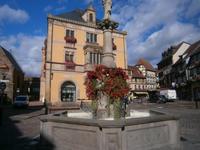Obernai, Marktplatz mit Brunnen der hl. Odile, im Hintergrund das Rathaus