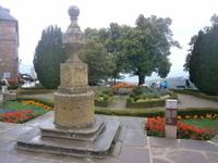 Auf dem Mont St. Odile, die Weltzeitsonnenuhr im blumengeschmückten Park