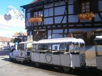 Mit diesem Zug ging es durch den Ort und die Weinberge