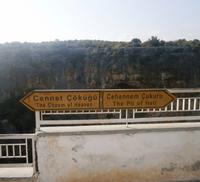 Links Abgrund des Himmels Rechts Grube der Hölle