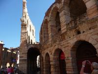 Arena di Verona mit einem Rest der ehemals zweiten Mauer.