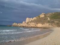 Weg vom Stran zu den Felsen 