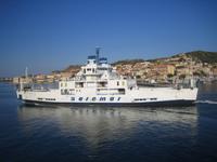 Ein anderes Schiff fährt an uns vorbei. 