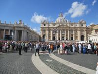 Gläubige aus vielen Ländern lauschen dem Papst