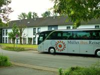 Unser Bus vor dem Hotel in Monheim