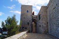 Eine torre albarrana - der Turm steht außerhalb der Burg und ist mit dieser durch eine Brücke verbunden.