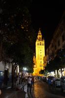 Giralda und Straßenleben in Sevilla bei Nacht