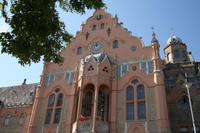 Aprikosenfarbenes Rathaus der Stadt