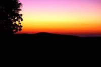 Sonnenaufgang in den mystischen Bergen