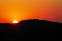 Sonnenaufgang in den mystischen Bergen