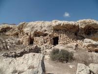 alte Höhlenbehausungen am Pfad der Aphrodite