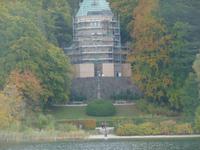 Votivkapelle und davor das Kreuz im See  -  Sterbestelle des Märchenkönigs.