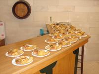 Stärkung bei der Minos-Weinprobe